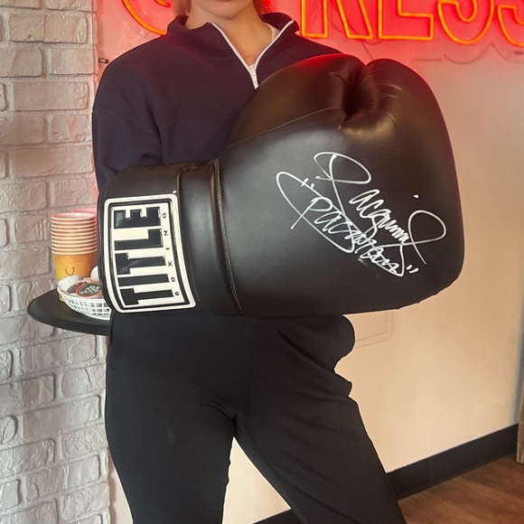 (authorized) Title Boxing Black jumbo Manny Pacquiao Autographed Glove (1)
